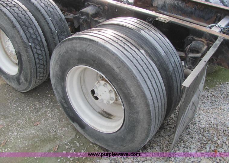 image for item C2967 1989 Kenworth T600 semi truck