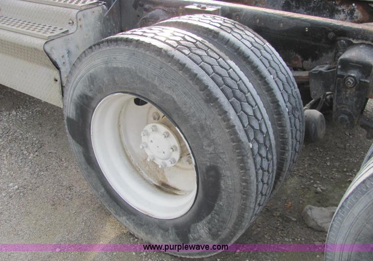 image for item C2967 1989 Kenworth T600 semi truck