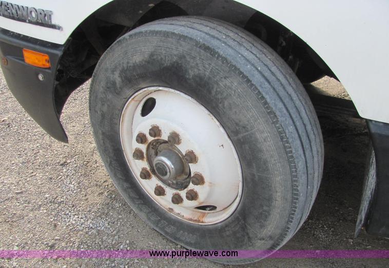 image for item C2967 1989 Kenworth T600 semi truck