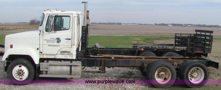 image for item C2973 1987 Freightliner FLC112 cab and chassis