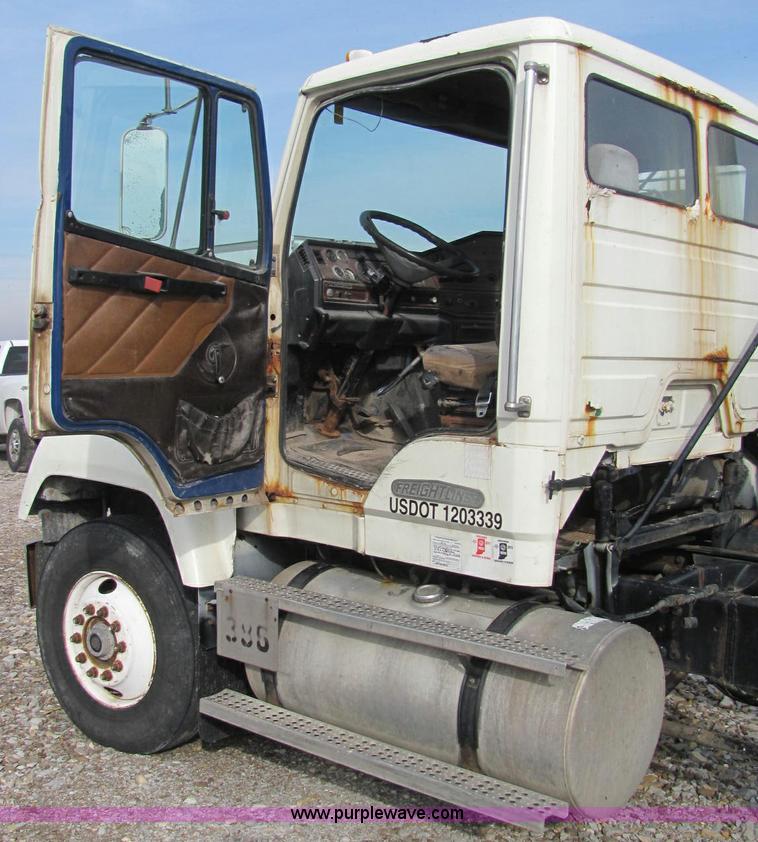 image for item C2973 1987 Freightliner FLC112 cab and chassis