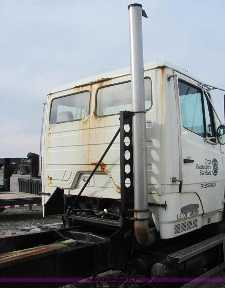 image for item C2973 1987 Freightliner FLC112 cab and chassis