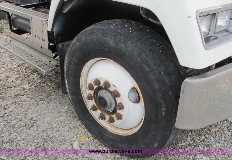 image for item C2973 1987 Freightliner FLC112 cab and chassis