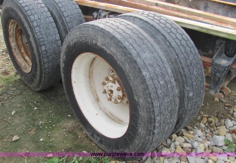 image for item C2973 1987 Freightliner FLC112 cab and chassis