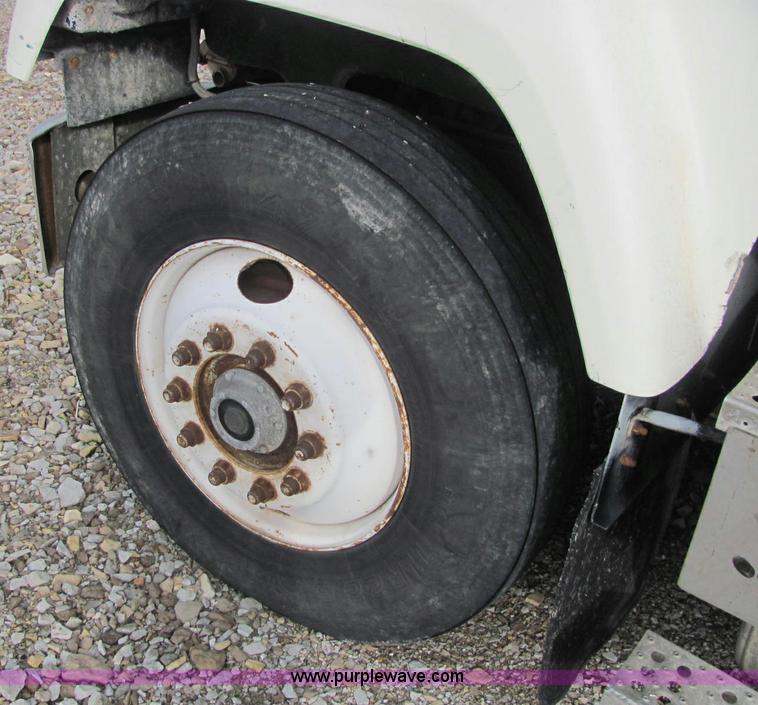 image for item C2973 1987 Freightliner FLC112 cab and chassis