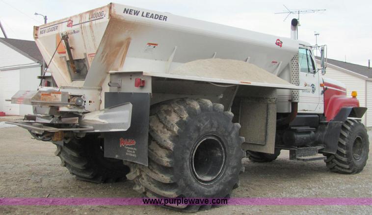 image for item C2979 1995 International 2554 spreader truck