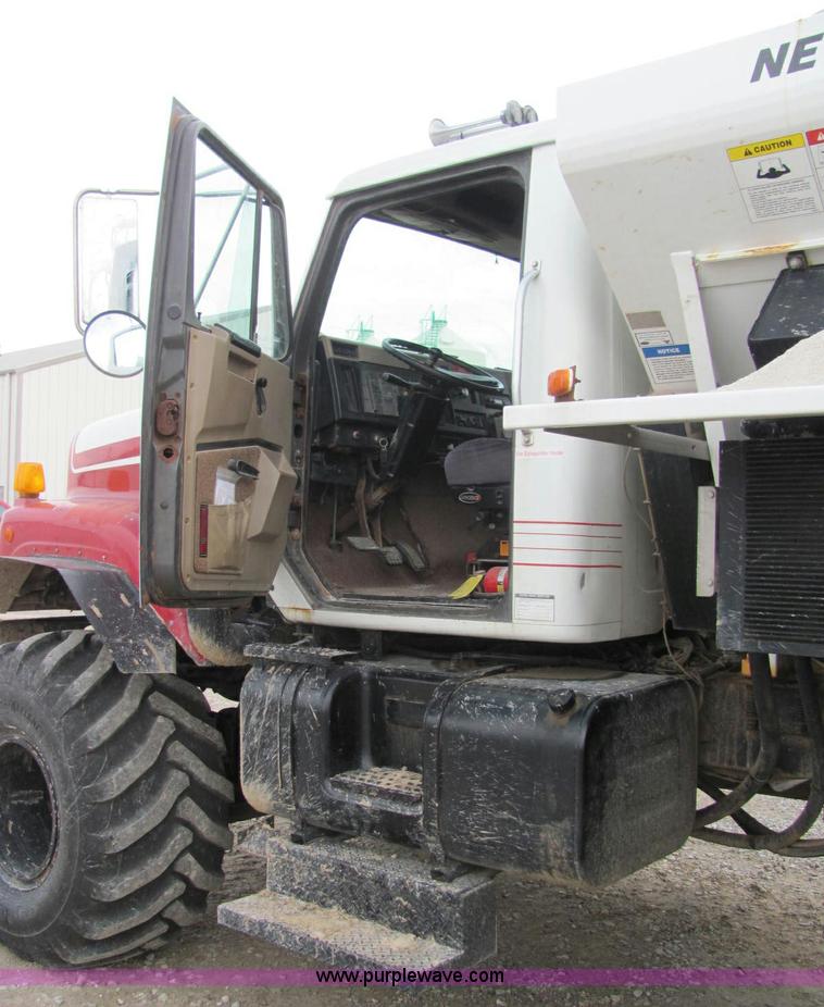 image for item C2979 1995 International 2554 spreader truck