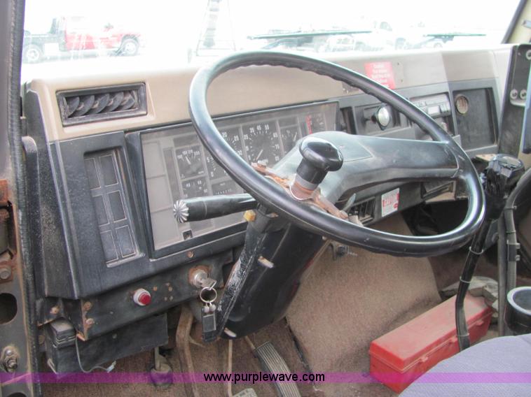 image for item C2979 1995 International 2554 spreader truck