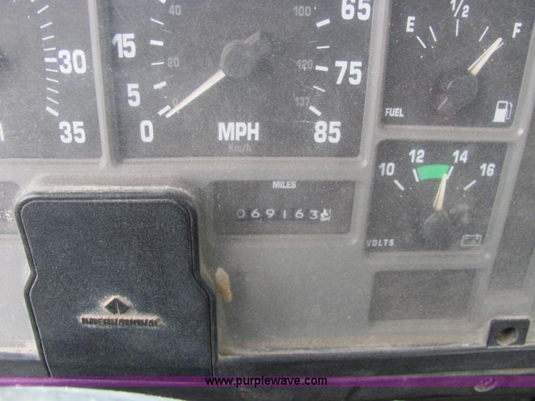 image for item C2979 1995 International 2554 spreader truck