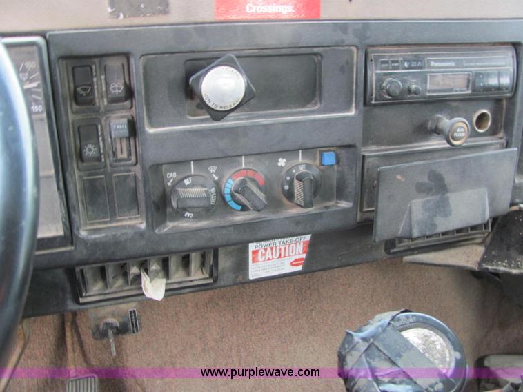 image for item C2979 1995 International 2554 spreader truck