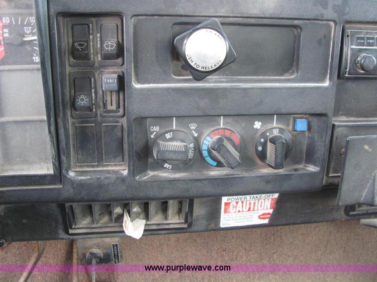 image for item C2979 1995 International 2554 spreader truck