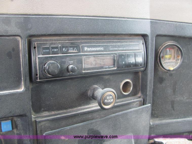 image for item C2979 1995 International 2554 spreader truck