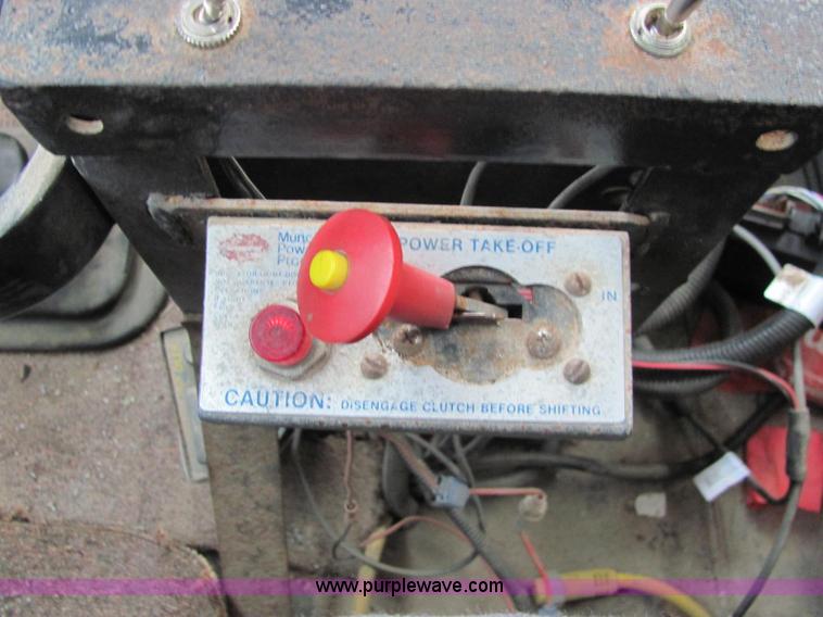 image for item C2979 1995 International 2554 spreader truck