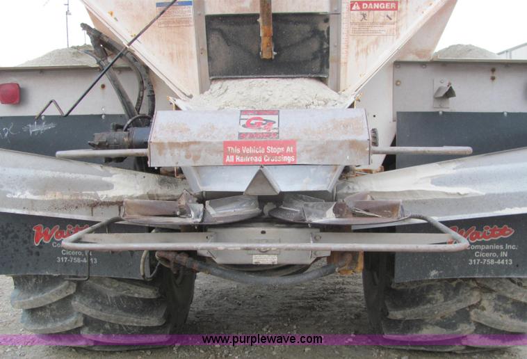 image for item C2979 1995 International 2554 spreader truck