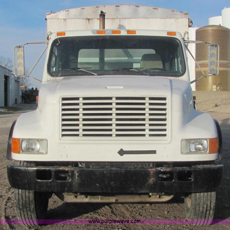 image for item C2980 1993 International 4900 fertilizer tender truck