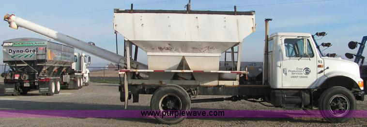 image for item C2980 1993 International 4900 fertilizer tender truck