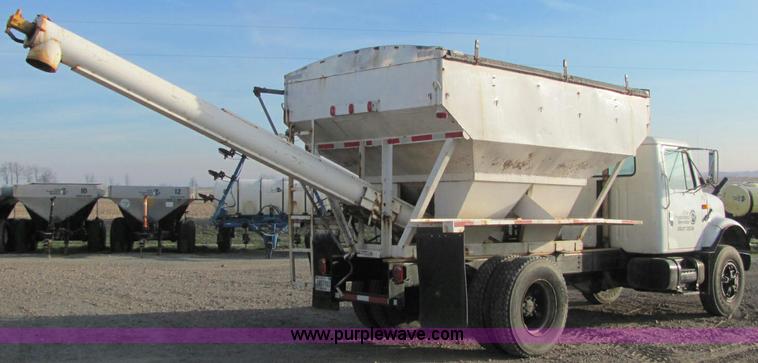 image for item C2980 1993 International 4900 fertilizer tender truck