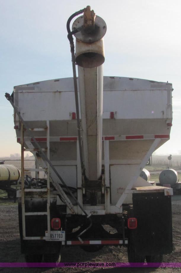 image for item C2980 1993 International 4900 fertilizer tender truck