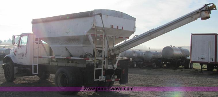 image for item C2980 1993 International 4900 fertilizer tender truck