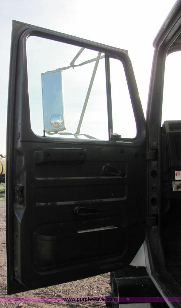 image for item C2980 1993 International 4900 fertilizer tender truck