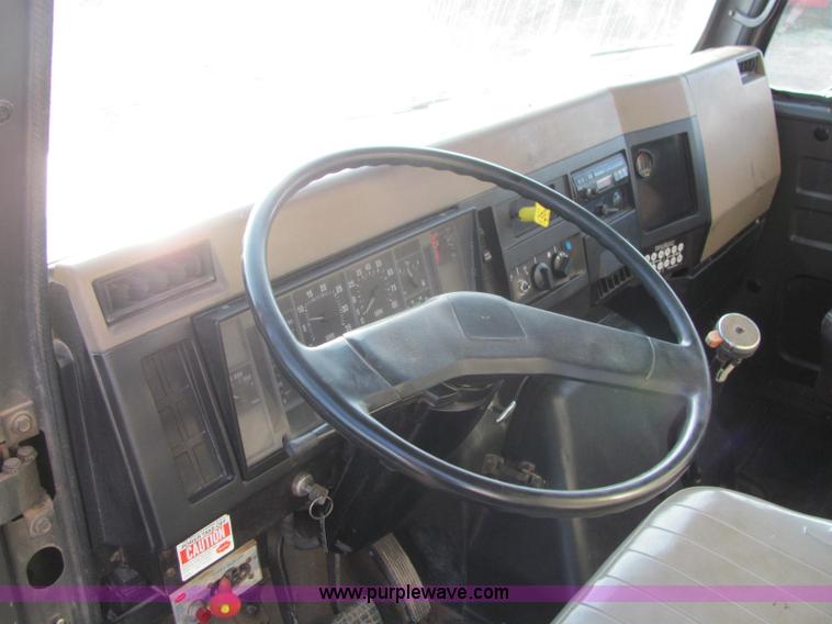 image for item C2980 1993 International 4900 fertilizer tender truck