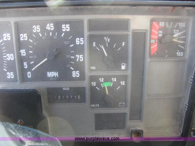 image for item C2980 1993 International 4900 fertilizer tender truck