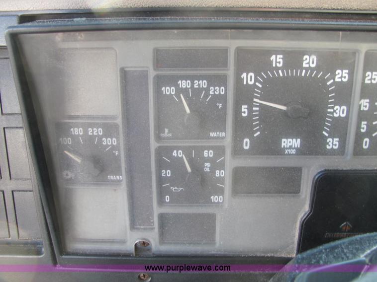 image for item C2980 1993 International 4900 fertilizer tender truck