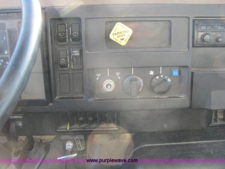 image for item C2980 1993 International 4900 fertilizer tender truck