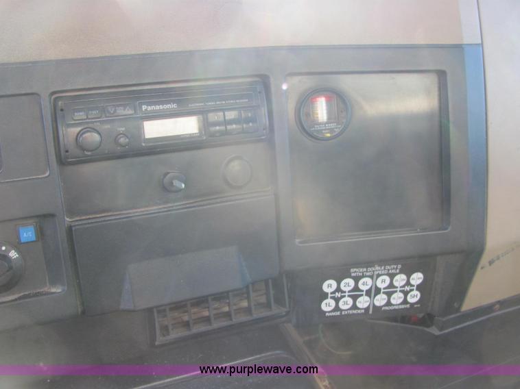 image for item C2980 1993 International 4900 fertilizer tender truck