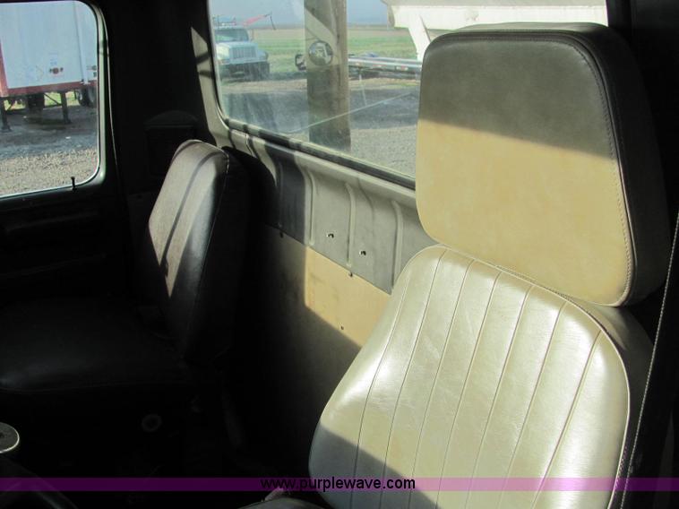 image for item C2980 1993 International 4900 fertilizer tender truck