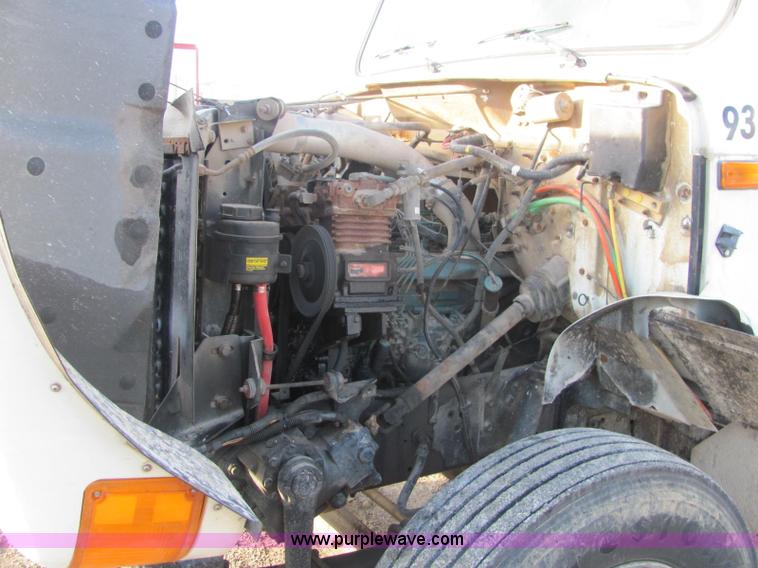 image for item C2980 1993 International 4900 fertilizer tender truck