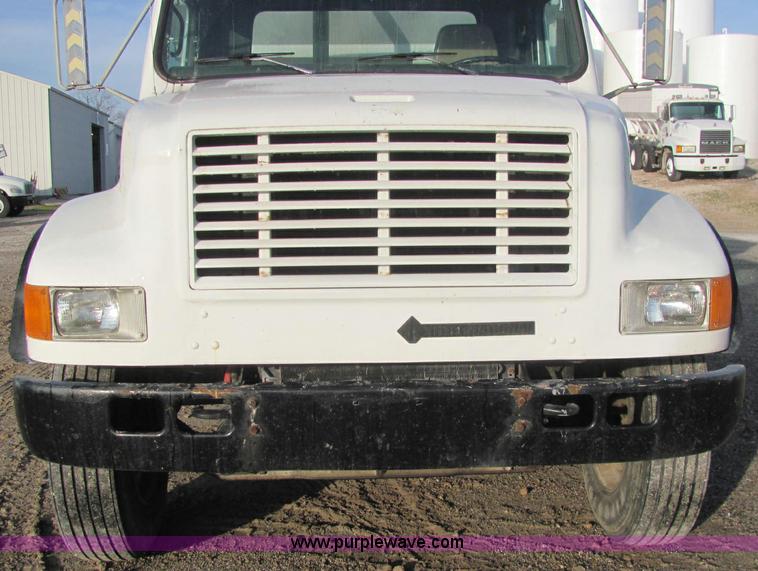 image for item C2980 1993 International 4900 fertilizer tender truck