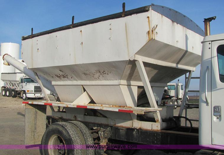 image for item C2980 1993 International 4900 fertilizer tender truck