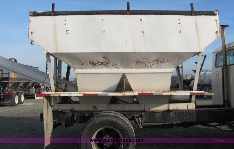 image for item C2980 1993 International 4900 fertilizer tender truck
