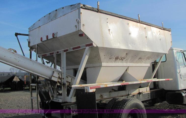 image for item C2980 1993 International 4900 fertilizer tender truck