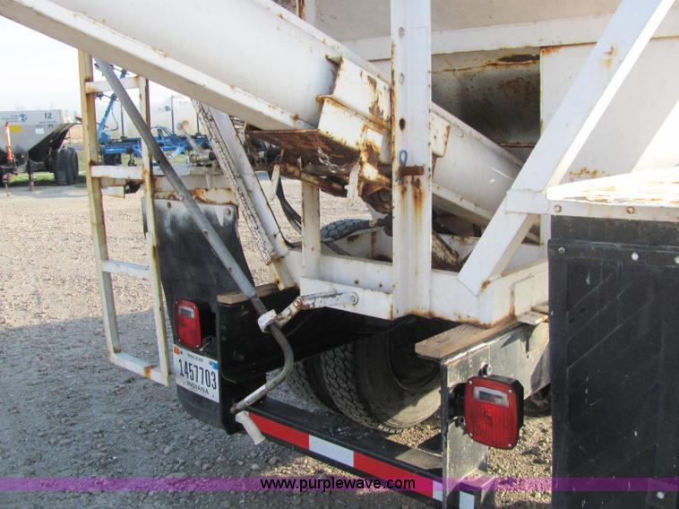 image for item C2980 1993 International 4900 fertilizer tender truck