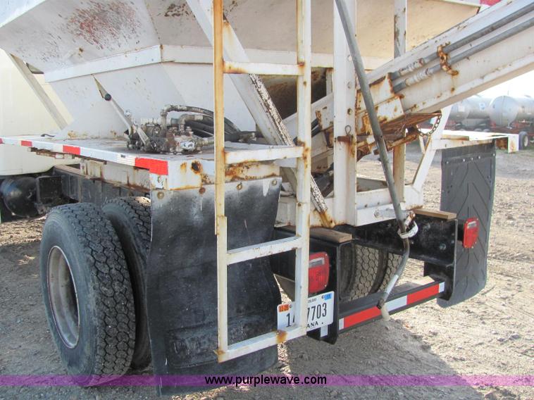 image for item C2980 1993 International 4900 fertilizer tender truck