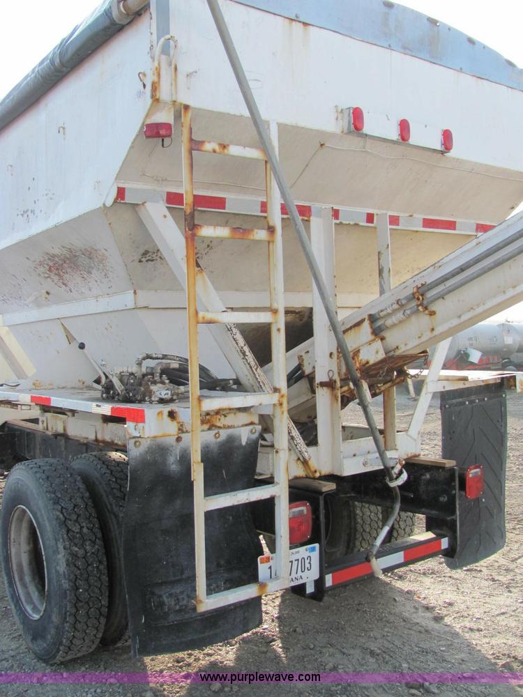 image for item C2980 1993 International 4900 fertilizer tender truck