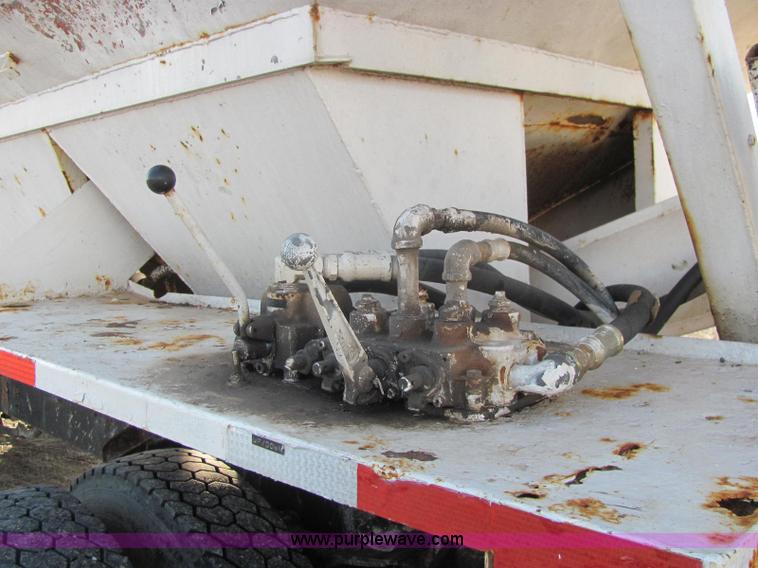 image for item C2980 1993 International 4900 fertilizer tender truck