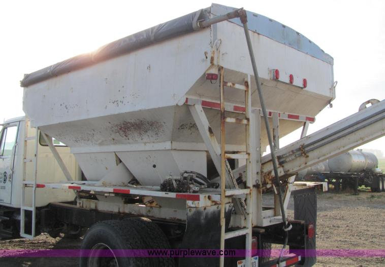 image for item C2980 1993 International 4900 fertilizer tender truck