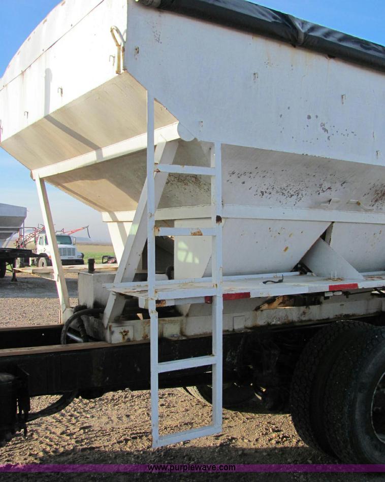 image for item C2980 1993 International 4900 fertilizer tender truck