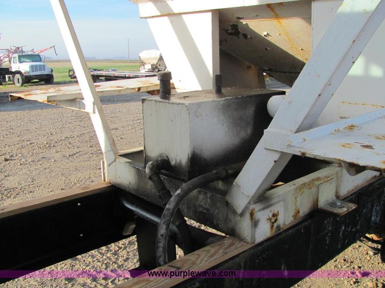 image for item C2980 1993 International 4900 fertilizer tender truck