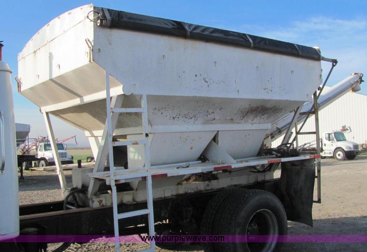 image for item C2980 1993 International 4900 fertilizer tender truck