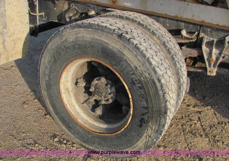 image for item C2980 1993 International 4900 fertilizer tender truck