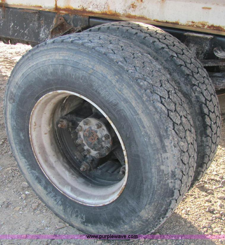 image for item C2980 1993 International 4900 fertilizer tender truck