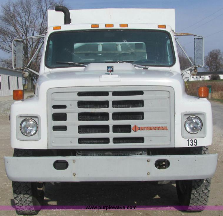 image for item C2988 1989 International S1900 fertilizer tender truck