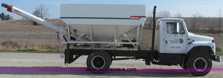 image for item C2988 1989 International S1900 fertilizer tender truck
