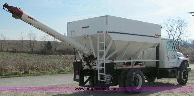 image for item C2988 1989 International S1900 fertilizer tender truck