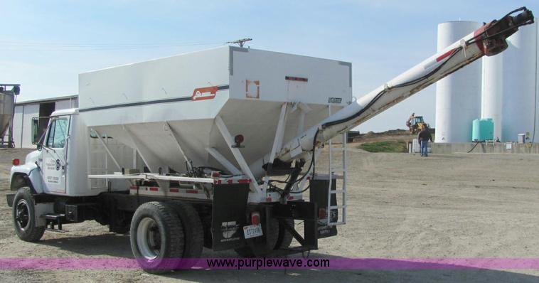 image for item C2988 1989 International S1900 fertilizer tender truck