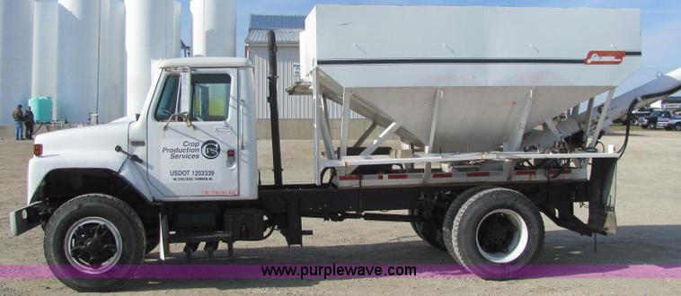 image for item C2988 1989 International S1900 fertilizer tender truck